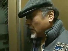 女の子は彼女のお尻を与え、快適な位置に鶏を置き換える準備ができています 女 友達 エロ 動画