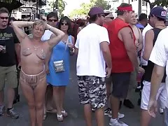 母は娘の友人を誘惑します av 無料 動画 女性