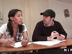 十代は彼の膝の上にある美しいブロンドの口に精液を注ぐ 女性 アクメ 動画