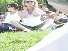 美しい十代の女の子が男に性交するように求める 熱 女 動画
