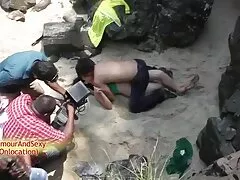 巨乳の女の子は巨大な鶏の所有者を満たしています ニューハーフ と 女 エロ 動画