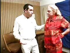 白人の女の子を隠している黒人のグループ 若い 女性 の セックス 無料 動画