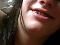 女の子は大きなジューシーの終わりに茶色の目に落ちる 動画 女子 えろ