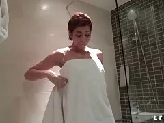 細身の女の子に棒を投げ、カメラを撮影する 無料 女の子 動画